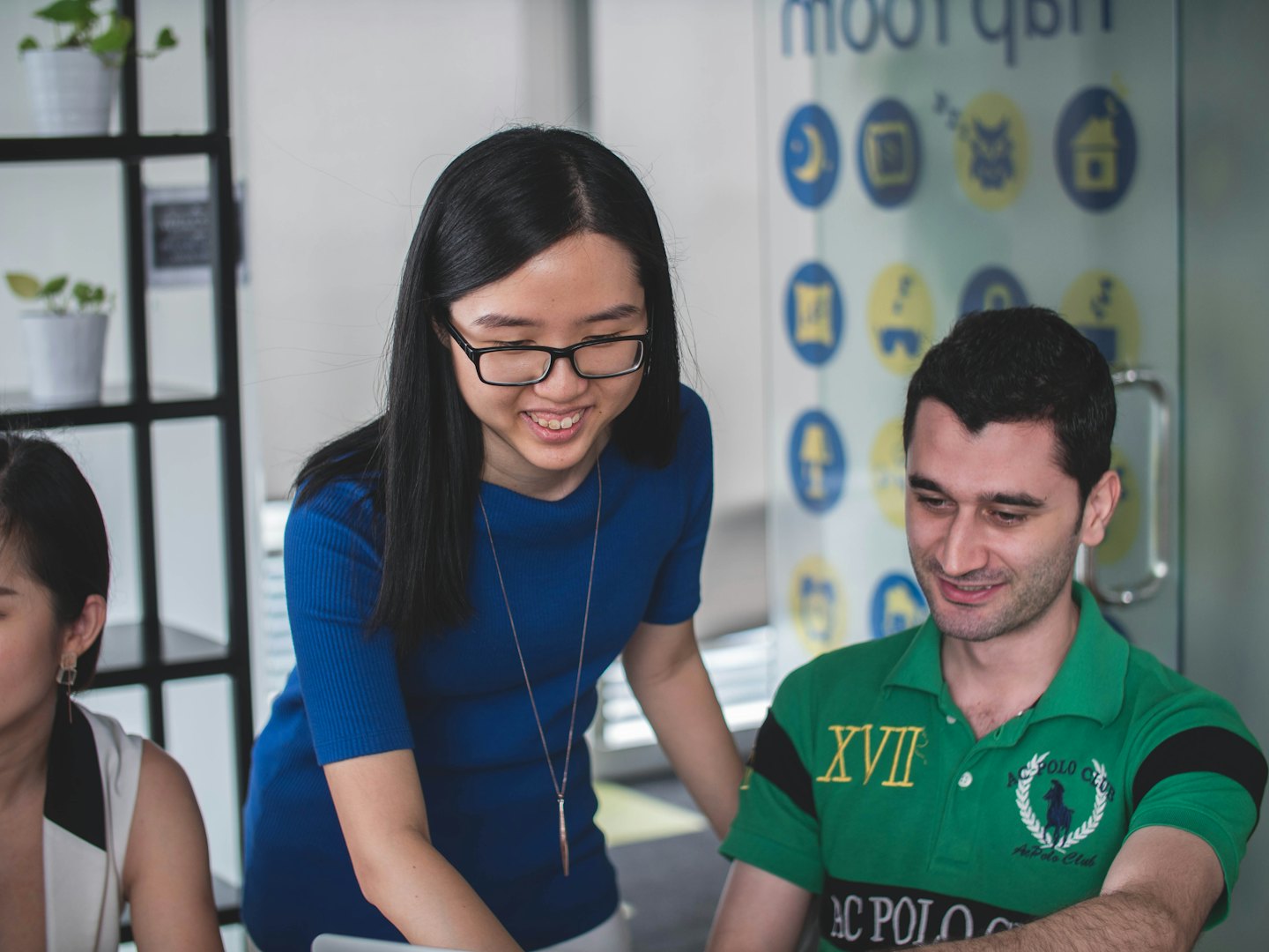 Profesionales colaborando en una oficina luminosa y moderna.